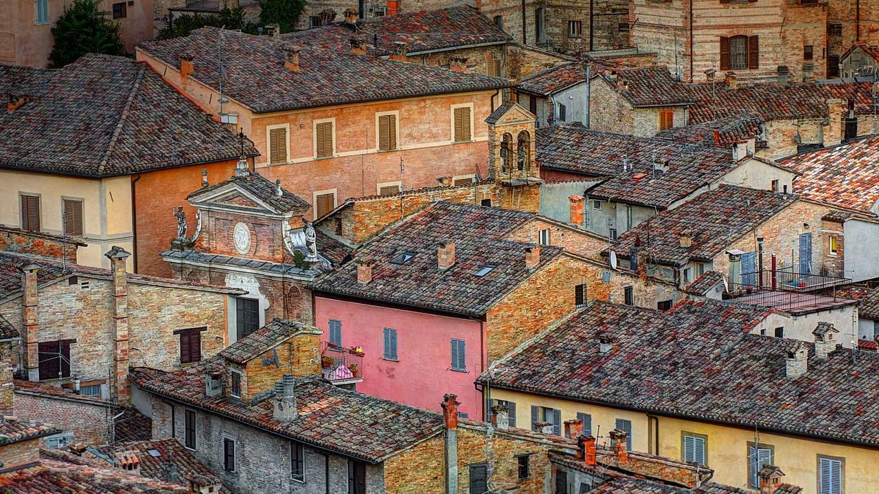 Les toits de quelques maisons de la ville fortifiée d’Urbino, Italie 