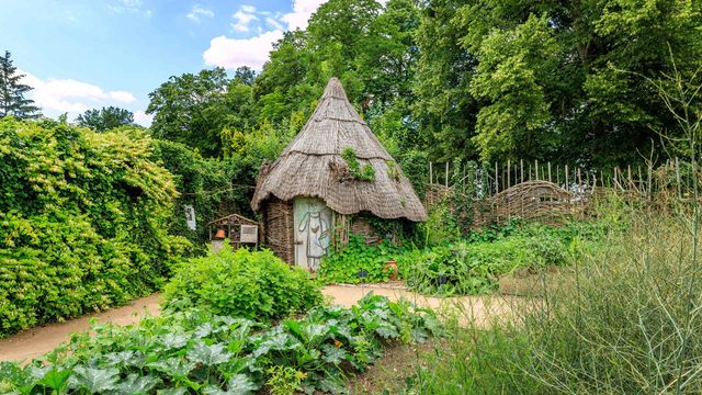 Hutte en osier dans le potager du parc floral de la Source, Orléans