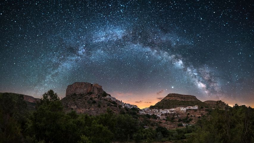 Panorámica nocturna de la Vía Láctea, Chulilla, España