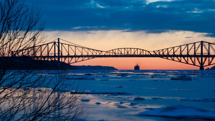 Ponte de Quebec sobre a parte inferior do rio São Lourenço, no Canadá
