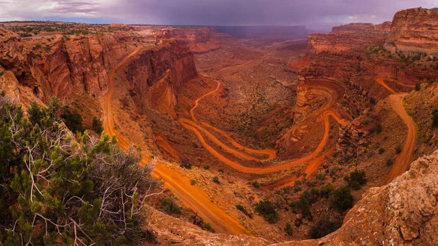 美国犹他州,峡谷地国家公园,在White Rim Road上眺望远方的天际线