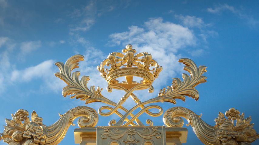 Détail de la grille du château de Versailles montrant une couronne en or
