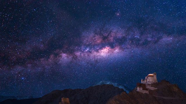 印度,拉达克,列城 Namgyal Tsemo修道院上空的银河