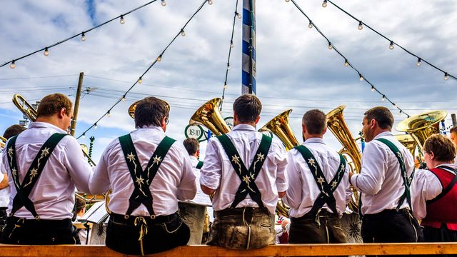 Eine Blaskapelle auf dem Oktoberfest in München, Bayern, Deutschland