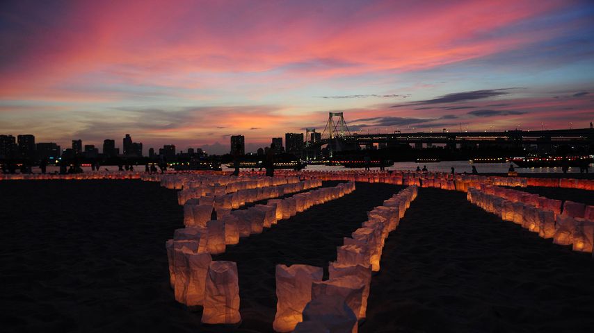 Papierlaternen am Strand des Odaiba Marine Park anlässlich des Marine Day, Tokio, Japan