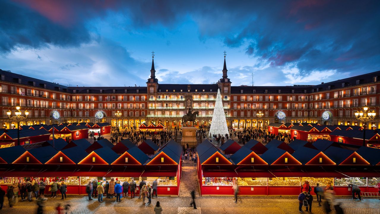 Mercadillo navideño en la Plaza Mayor, Madrid, España