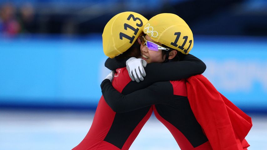 俄罗斯索契冬奥会第8天2014年2月15日，周洋(左)短道速滑女子1500米项目夺冠后激动地抱着李坚柔