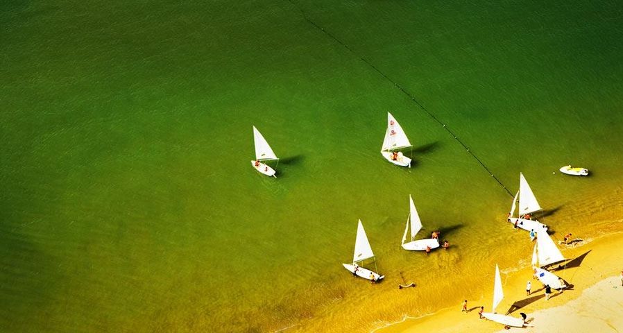 山东青岛黄海边的帆船