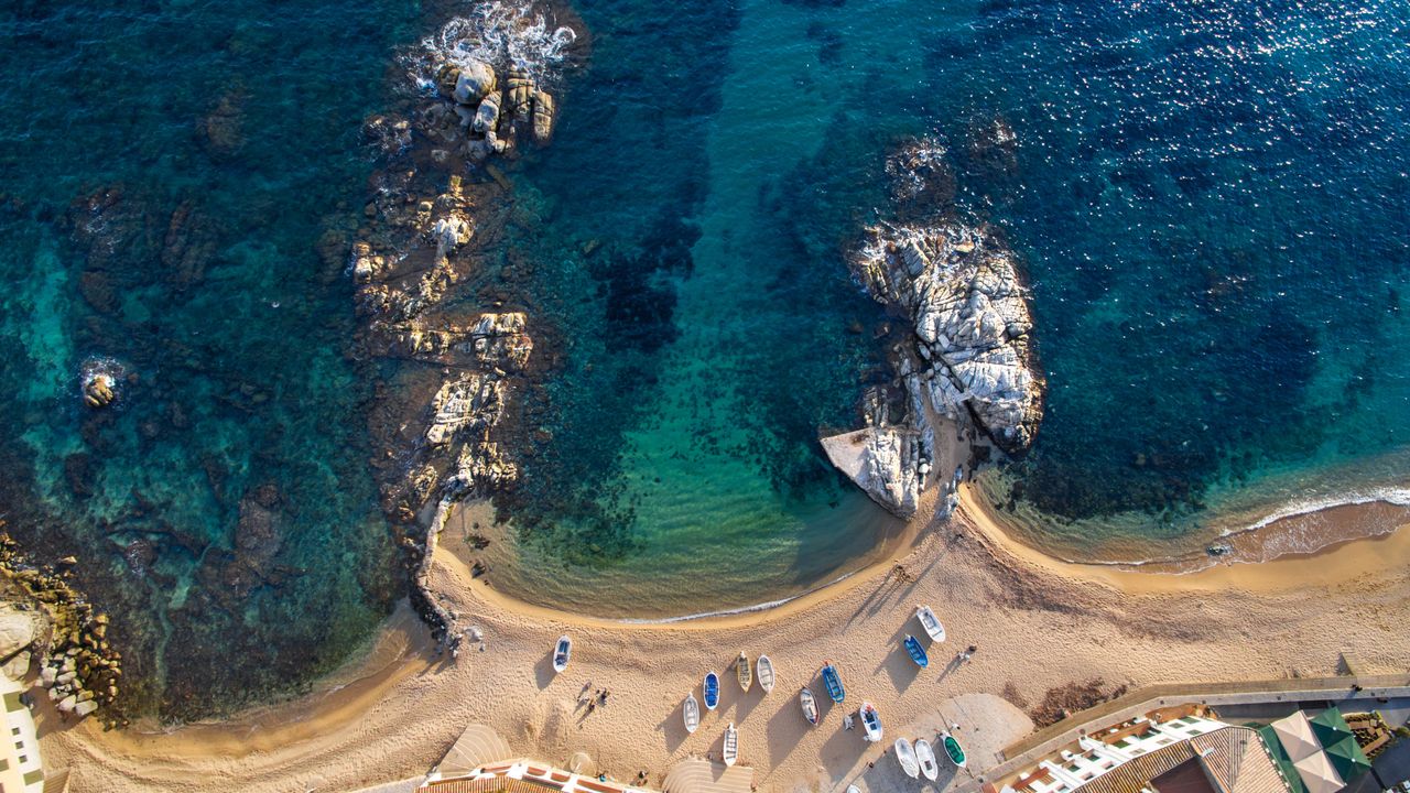 Vista aérea de Port Bo de Calella en la costa de Palafrugell, Gerona, Cataluña, España