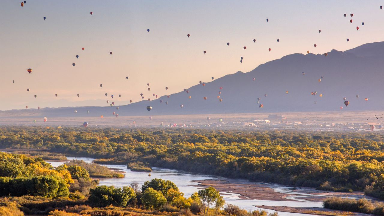 Mongolfiere sopra il Rio Grande, Albuquerque, Nuovo Messico, USA