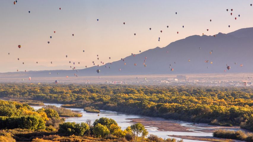 Balões de ar quente sobre o Rio Grande, Albuquerque, Novo México, EUA