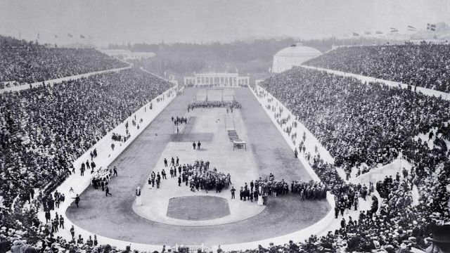 1896年雅典奥运会开幕式在希腊帕纳辛纳克体育场进行