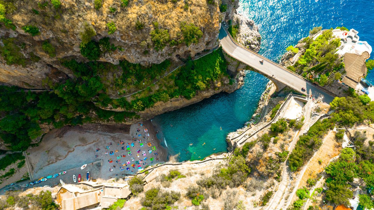 Vista aerea del Fiordo di Furore, Costiera Amalfitana, Italia