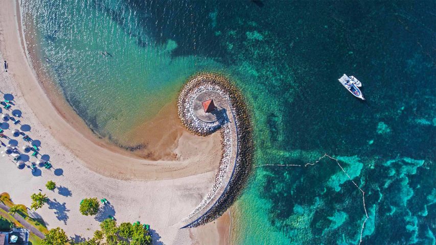 Strand und Kaimauer bei Nusa Dua, Bali, Indonesien