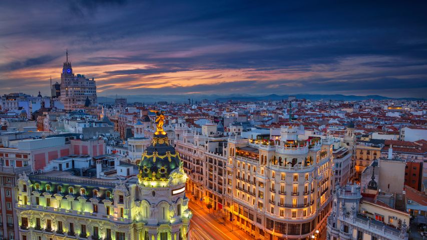 Gran Vía y Edificio Metrópolis en Madrid, España