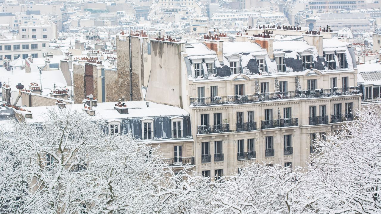 Les toits de Paris sous la neige
