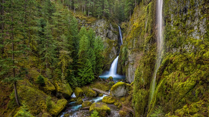 Cachoeiras de Wahclella na garganta do rio Columbia, Oregon, EUA