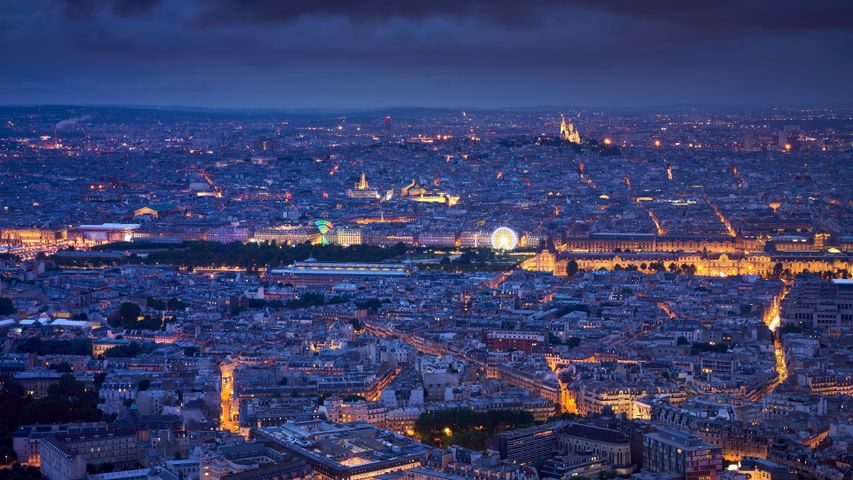 Vue aérienne de Paris au crépuscule avec le Jardin des Tuileries, le Louvre et le Sacré-Cœur de Montmartre