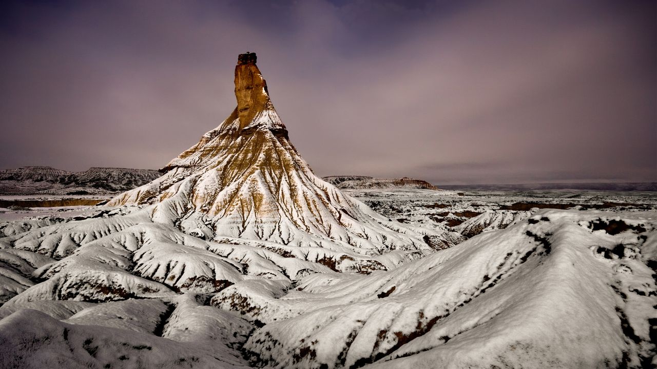 Pico Castildetierra cubierto de nieve en el Parque Natural de las Bardenas Reales, Valtierra, Navarra, España