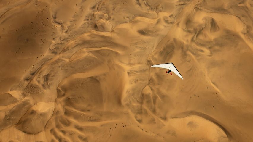 Un avión ultraligero volando sobre las arenas de Namibia
