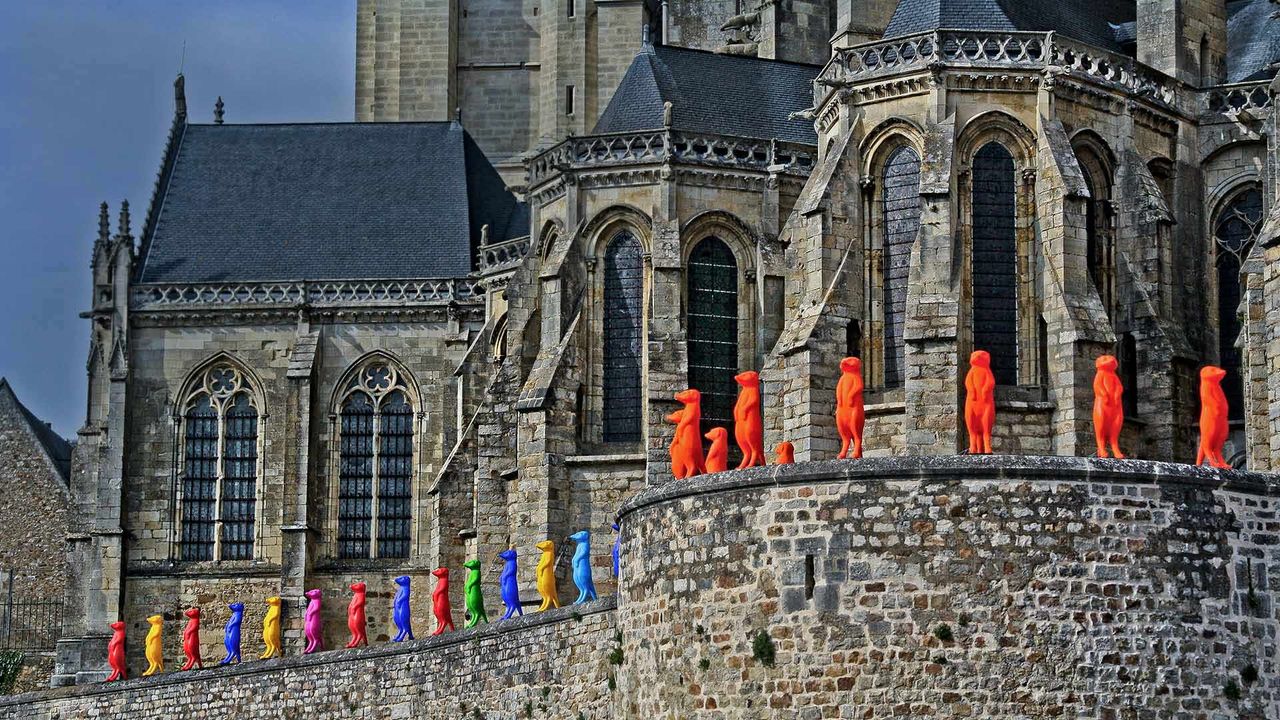 Exposition de drôles d'animaux aux pieds de la cathédrale Saint-Julien, par le collectif « cracking art », Le Mans, France