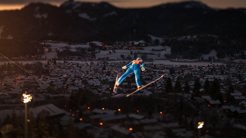 Der finnische Skispringer Antti Aalto während seines Sprungs bei der Vierschanzentournee in Oberstdorf am 29. Dezember 2020, Bayern
