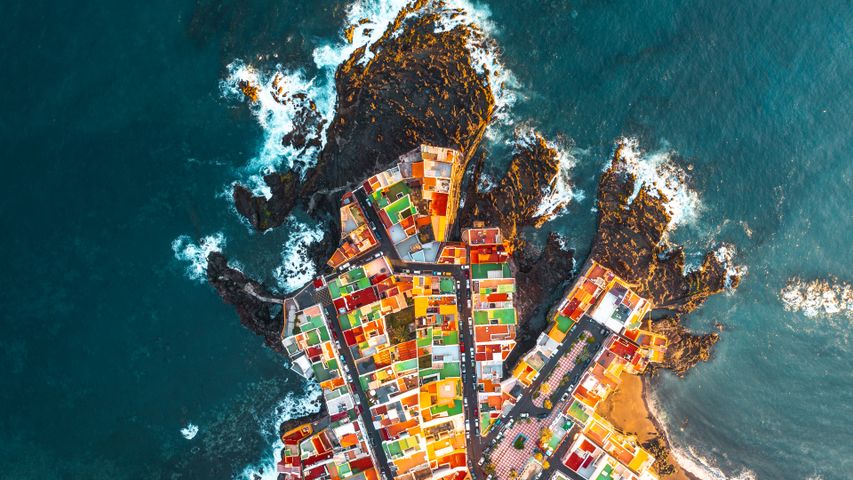 Luftaufnahme von bunten Häusern an der Küste von Puerto de la Cruz, Teneriffa, Spanien