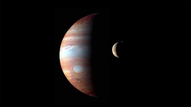 Photomontage de Jupiter et Io, sa lune volcanique