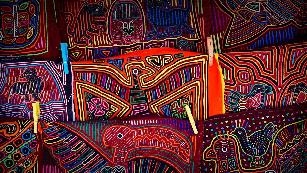 Molas del pueblo Guna hechas a mano, en un mercado de Panamá
