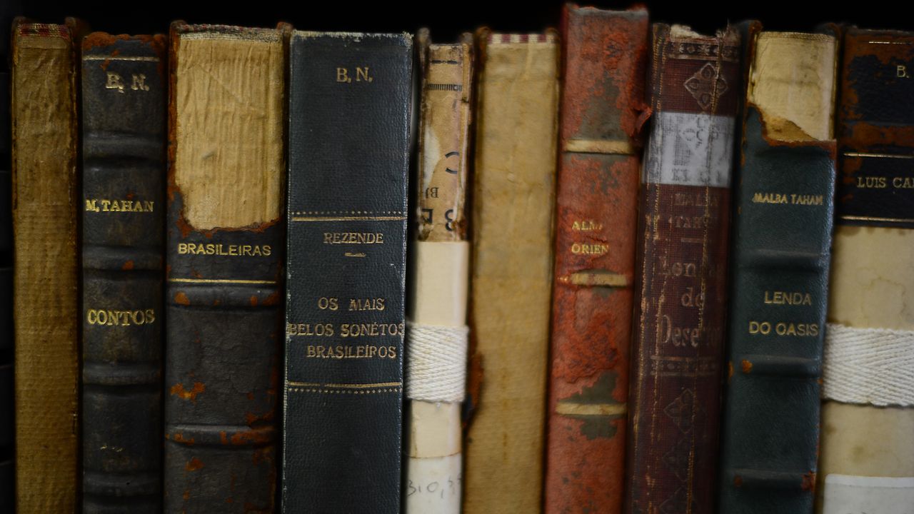 Vista de livros antigos na Biblioteca Nacional Brasileira no Rio de Janeiro