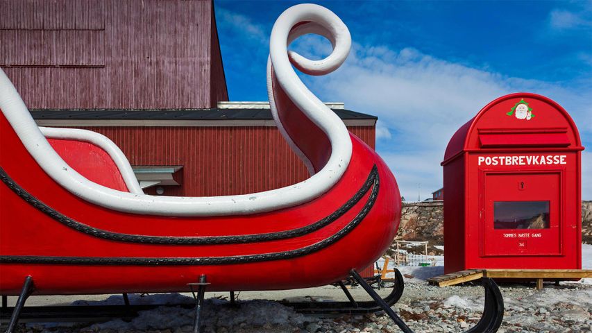 Der große Schlitten und der riesige Briefkasten des Weihnachtsmanns in Ilulissat, Grönland