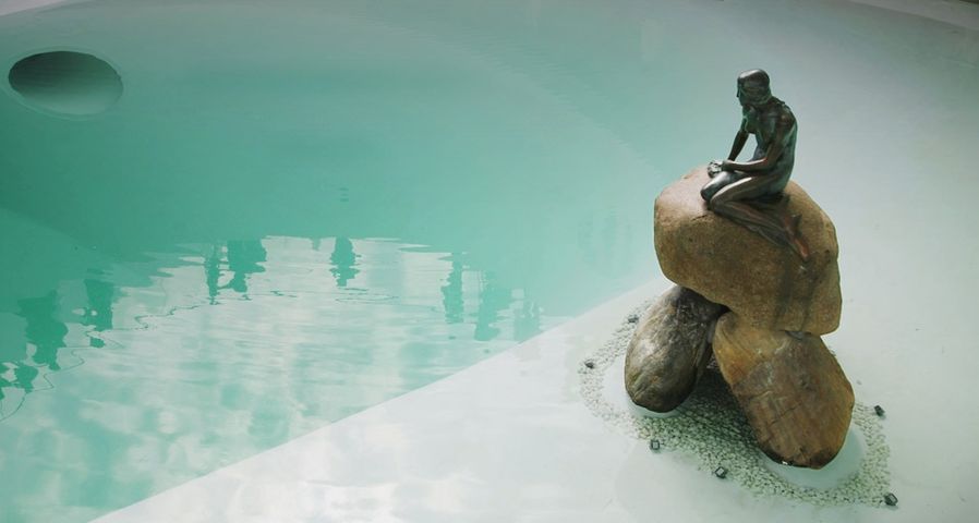 上海世博会丹麦馆中的小美人鱼塑像