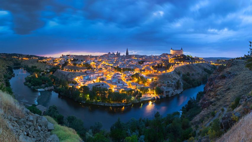 Panoramablick auf Toledo, Spanien, nach Sonnenuntergang