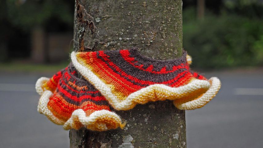 „Guerilla Knitting“ in Gurnard Village, Isle of Wight, England, Großbritannien 