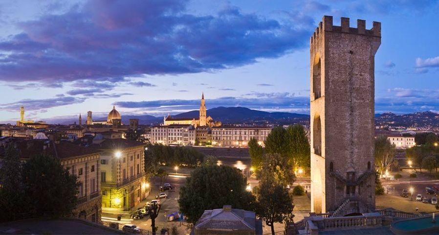 Blick vom Porta San Niccolò auf das nächtliche Florenz, Italien – SIME/eStock Photo ©