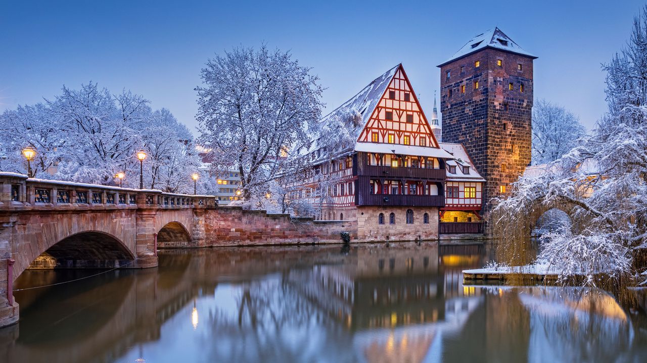 Weinstadel und Wasserturm am Ufer der Pegnitz, Nürnberg, Bayern