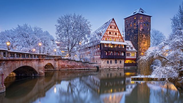 Weinstadel und Wasserturm am Ufer der Pegnitz, Nürnberg, Bayern