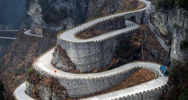 Un bus descendant l’avenue Tongtian de la montagne Tianmen près de Zhangjiajie (Dayong), province du Hunan, Chine