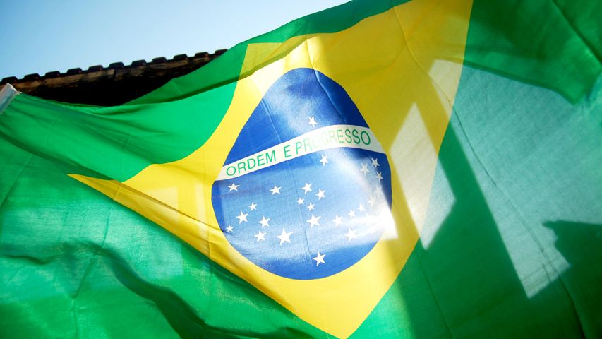 Bandeira brasileira voando sob o céu azul
