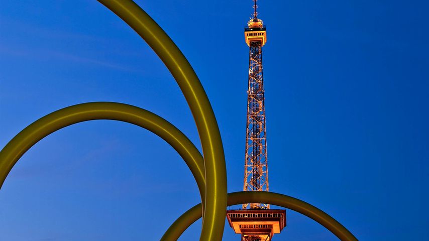 Berliner Funkturm mit Spirale bei Nacht