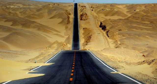 Eine Straße führt durch das Qaidam-Becken in der Provinz Qinghai, Westchina – Hou Deqiang/Corbis ©