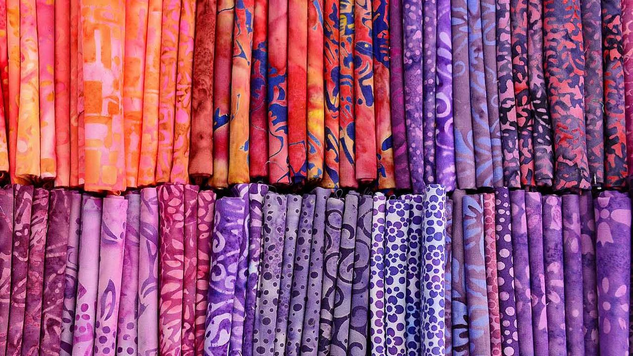 Bunte Tücher auf einem Stoffmarkt in Fürth, Bayern, Deutschland 