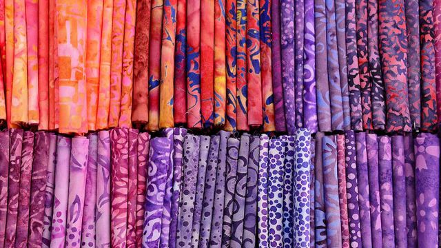 Bunte Tücher auf einem Stoffmarkt in Fürth, Bayern, Deutschland 