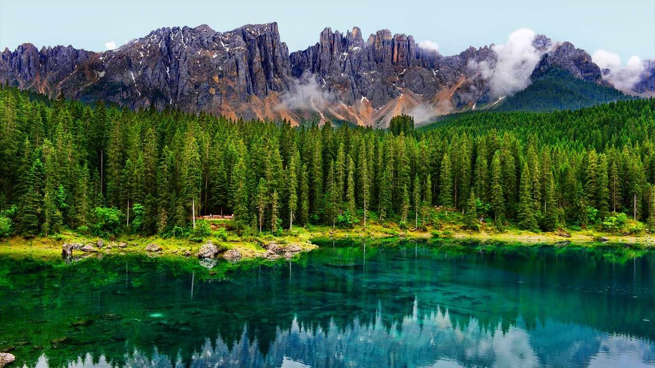 Karersee mit Spiegelung des Latemar-Massivs, Dolomiten, Südtirol