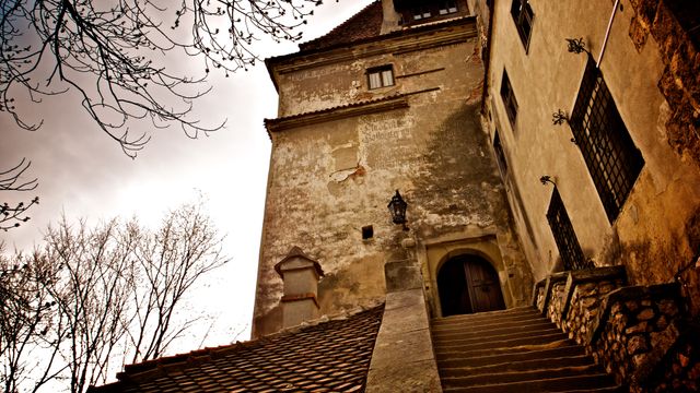 Entrada al castillo de Bran en Bran, Brașov, Rumania