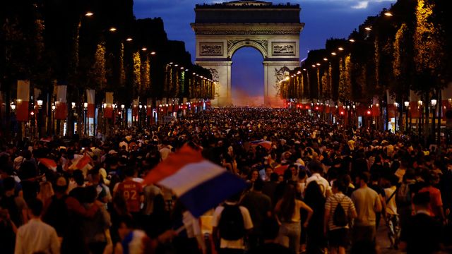 Une foule en liesse après la Victoire des Bleus face à la Belgique en demi-finale de la Coupe du monde, Champs-Élysées, France 