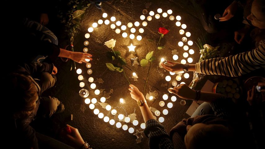 Bougies disposées en forme de cœur en hommage aux victimes des attentats de Paris, Vieux-Port de Marseille le 14 novembre 2015
