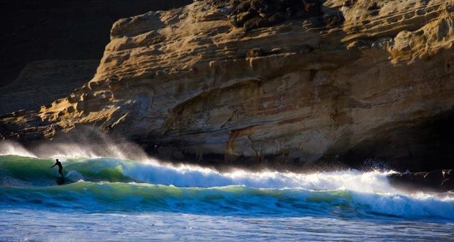 Surfer beim Wellenreiten nahe Pacific City, Oregon
