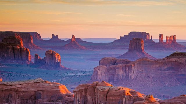 Blick von Hunts Mesa auf das Monument Valley im Navajo Nation Reservation zwischen Arizona und Utah, USA