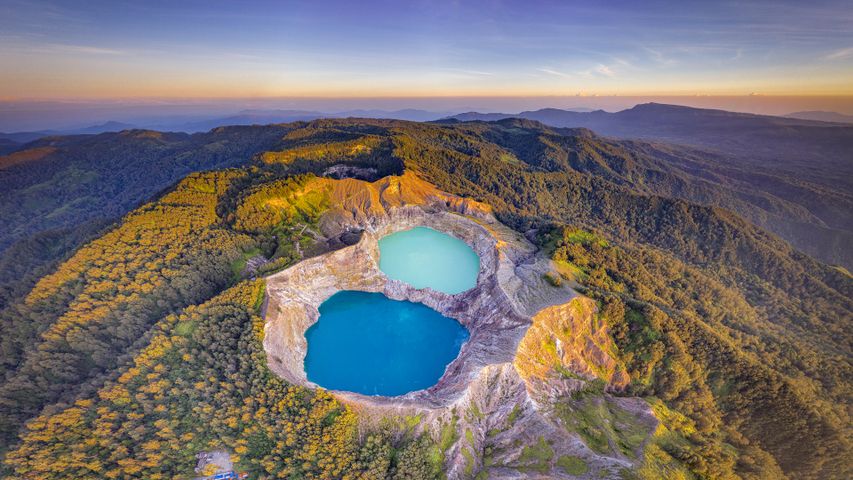 Lagos de crateras vulcânicas em Kelimutu, Flores, Indonésia